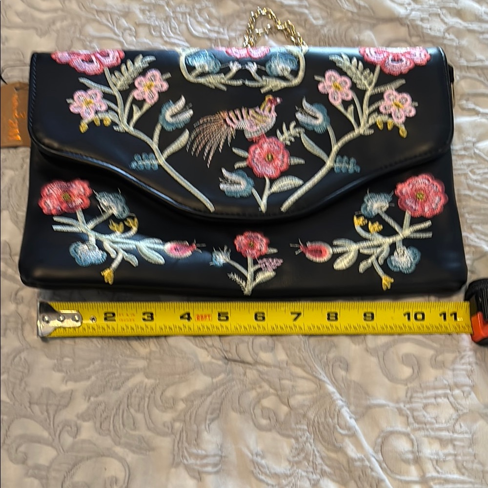 Elegant Black Floral Embroidered Clutch - Picture 5 of 6